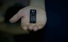 Ngỡ ngàng với chiếc điện thoại chỉ bé bằng ... ngón tay út