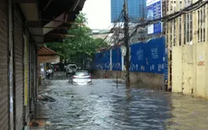 Nước ngập trong các ngõ xóm Hà Nội sau cơn mưa lớn