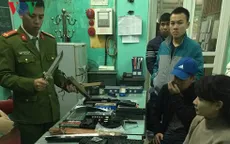 Bán công khai dùi cui điện, dao bấm ở chợ Móng Cái