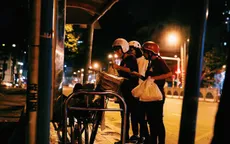 Người vô gia cư ở Sài Gòn bất ngờ được tặng quà giữa đêm Noel
