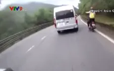 “Thót tim” phượt thủ đứng trên xe máy khi đổ đèo Bảo Lộc