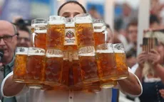 Choáng với chàng trai bê 31 ly bia cùng lúc