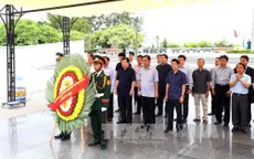 Phó Thủ tướng Trịnh Đình Dũng viếng liệt sỹ tại Quảng Trị