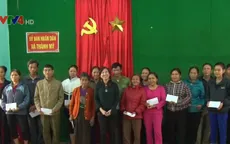 Hội người Việt Nam tại Pháp trao quà cho người dân vùng lũ Thanh Hóa