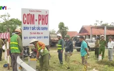 Giải tỏa các điểm "nóng" vi phạm hành lang ATGT tại Quảng Bình