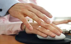 Nháy mắt, cử chỉ ngón tay có thể bị coi là quấy rối tình dục nơi công sở