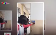 TP.HCM: Học sinh trường THCS Trần Văn Ơn điểm danh bằng quẹt thẻ