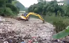 Hà Giang: Chôn lấp số rác thải bị máy xúc đẩy xuống sông
