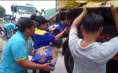 Bình Dương: Xe tải sụp ổ voi, hàng chục thùng bia đổ xuống đường