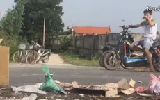 Hà Nội chỉ đạo giải quyết vụ người dân mang ruồi chết chặn xe rác