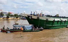 Sà lan mất lái tông chìm ghe trên sông Tiền