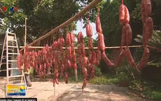 Khoảng sân nhà đầy nắng gắn bó với đời sống người dân miền Tây