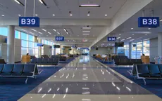 Hai bé gái nhảy múa cùng nhân viên sân bay Dallas