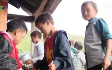 Sơn La: Đội sao đỏ ở Háng Đồng hỗ trợ thầy cô quản lý học sinh