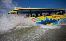 Ngỡ ngàng với xe bus "bơi" được dưới nước ở Hungary