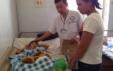 Bé trai chấn thương vì sụt bồn cầu ở trường