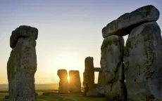 Du khách ngắm ngày dài nhất tại Vòng tròn đá Stonehenge