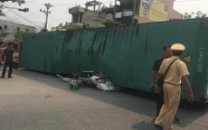 Container đè bẹp ô tô con, 2 người thiệt mạng