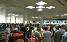 Đông nghẹt người xếp hàng chờ làm thủ tục ở sân bay Tân Sơn Nhất