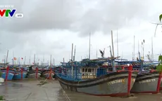 Phú Yên: Ngư dân sắp xếp tàu thuyền tránh bão
