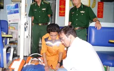 Tàu SAR 412 cứu nạn hai ngư dân thành công