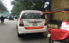 Vinasun phản đối Uber, Grab bằng cách dán khẩu hiệu trên taxi