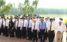 Tổng Bí thư Nguyễn Phú Trọng thắp hương tưởng niệm Tổng Bí thư Lê Duẩn