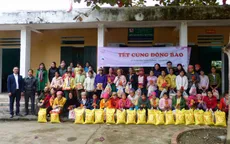 Du học sinh Việt tại Australia tặng quà Tết đồng bào vùng cao