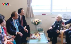 Thủ tướng thăm và chúc mừng các nhà giáo