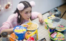 Cô gái xinh đẹp nặng 43kg có khả năng "ăn cả thế giới" khiến dân mạng tò mò