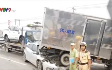 Tông xe liên hoàn trên QL22, tài xế khóc thét trong ô tô biến dạng