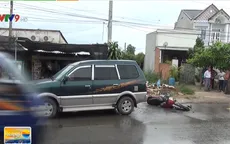 Bình Dương: Xe máy rơi bánh sau khi va chạm với ô tô, 2 thanh niên nguy kịch