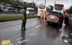 TP.HCM: Ô tô 4 chỗ gặp nạn, đâm liên tiếp vào xe khách và dải phân cách