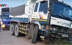 TP.HCM: Xe tải ép xe ben lao xuống ruộng rồi bỏ chạy