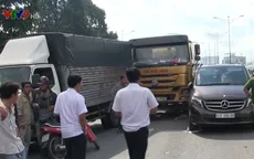 TP.HCM: Xe bồn đâm hàng loạt ô tô dừng chờ tín hiệu đèn giao thông