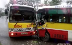 Nghệ An: 2 xe bus đấu đầu, tài xế mắc kẹt trên ghế lái