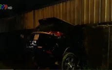 Xe hơi tông sập tường, cả gia đình suýt thiệt mạng