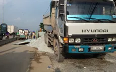 Xe ben làm tôn chắn công trình đổ vào người đi đường