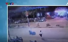 Thanh niên chạy xe như tên bắn, tông người qua đường văng xa 10m