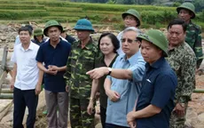 Đồng chí Trần Quốc Vượng thăm hỏi nhân dân vùng lũ Yên Bái