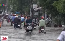 Ngập ngày ngập đêm, người dân TP.HCM khổ khi mùa mưa về