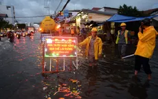Người dân TP.HCM ứng phó với đỉnh triều cường lịch sử