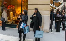 Một nhóm du khách bị cướp bằng hơi cay tại Paris (Pháp)