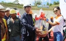 Thí sinh Hoa hậu Hữu nghị ASEAN mang nụ cười đến những công nhân tại Đèo Cả