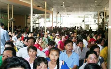 Tạm ngừng công tác nữ điều dưỡng truyền dịch cho bệnh nhân dưới... gầm giường