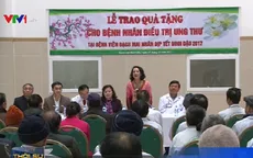 Trao quà Tết cho bệnh nhân ung thư tại Bệnh viện Bạch Mai