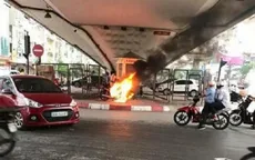 Hà Nội: Bị CSGT lập biên bản do vi phạm, chủ xe châm lửa đốt xe