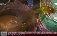 Kinh hoàng với cả tấn mỡ bẩn lẫn côn trùng đựng trong thùng phuy