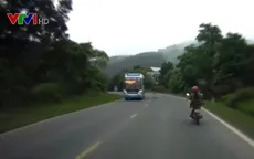 Vào cua tốc độ cao vấp phải vật lạ, cô gái ngã sõng soài