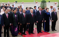 Các đại biểu Quốc hội vào Lăng viếng Chủ tịch Hồ Chí Minh